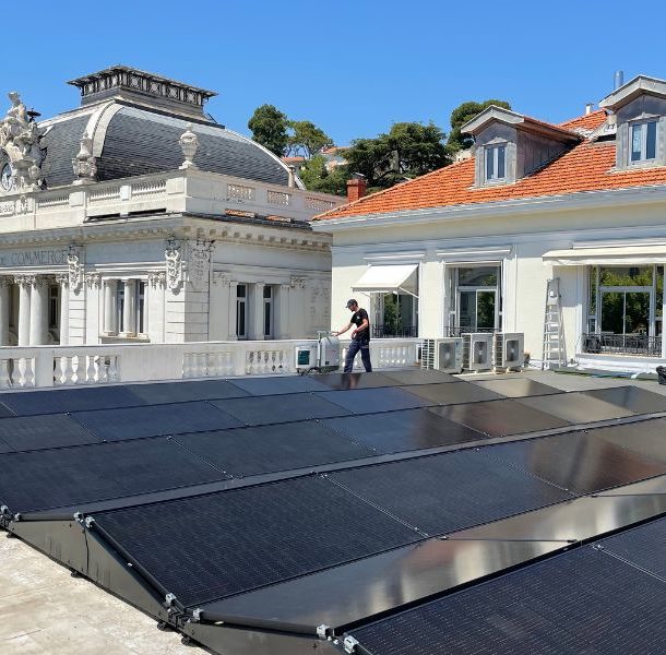 Panneaux photovoltaïques installés sur le toit d'un bâtiment