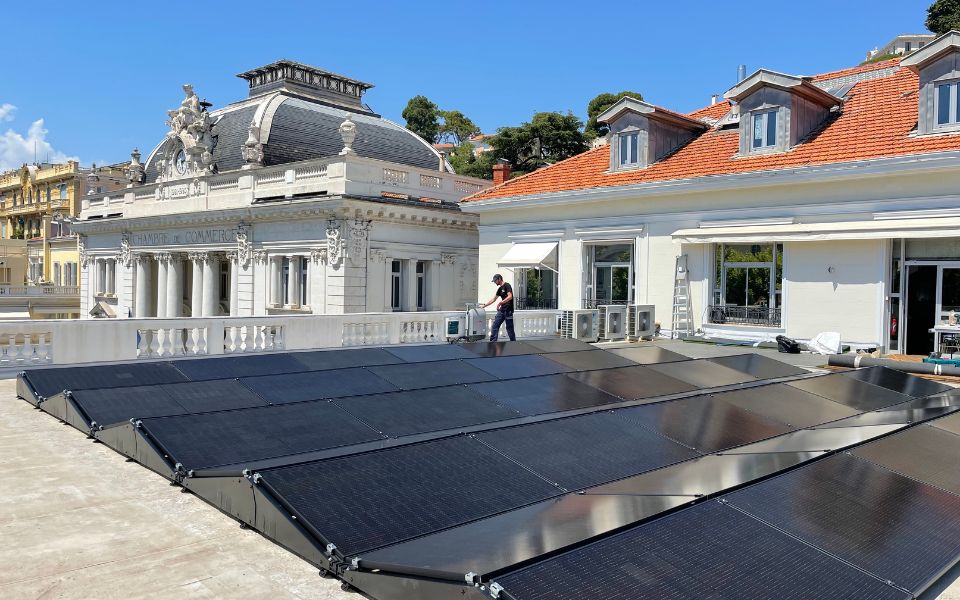 Panneaux photovoltaïques installés sur le toit d'un bâtiment