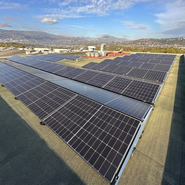 Photovoltaïque sur toiture plate pour transition énergétique du secteur de la parfumerie