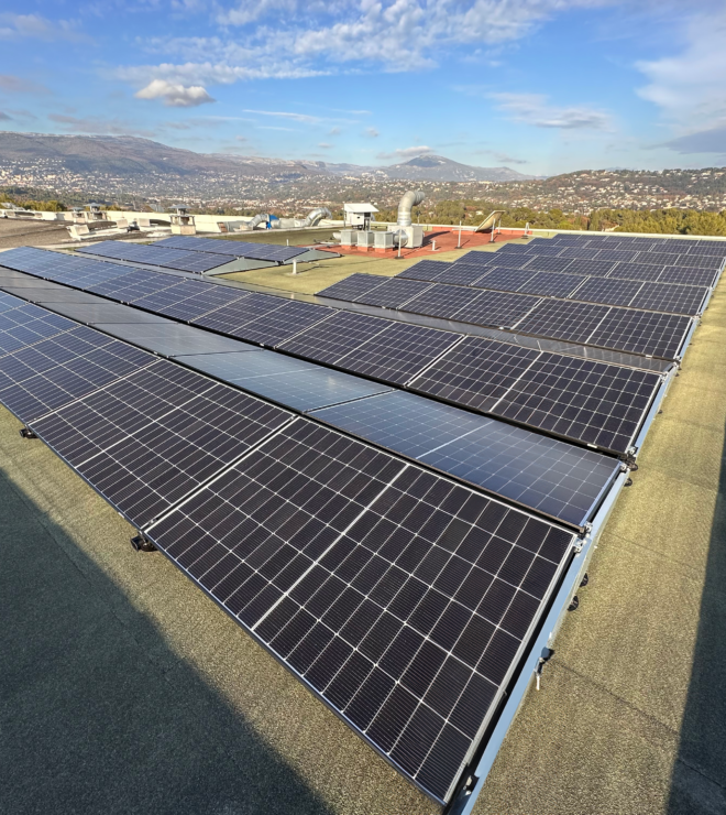 Photovoltaïque sur toiture plate pour transition énergétique du secteur de la parfumerie