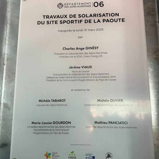 inauguration-solaire-padel-all-in-grasse-region-sud-06-plaque-de-travaux-de-solarisation-du-site-sportif-paoute-31-mars-2025