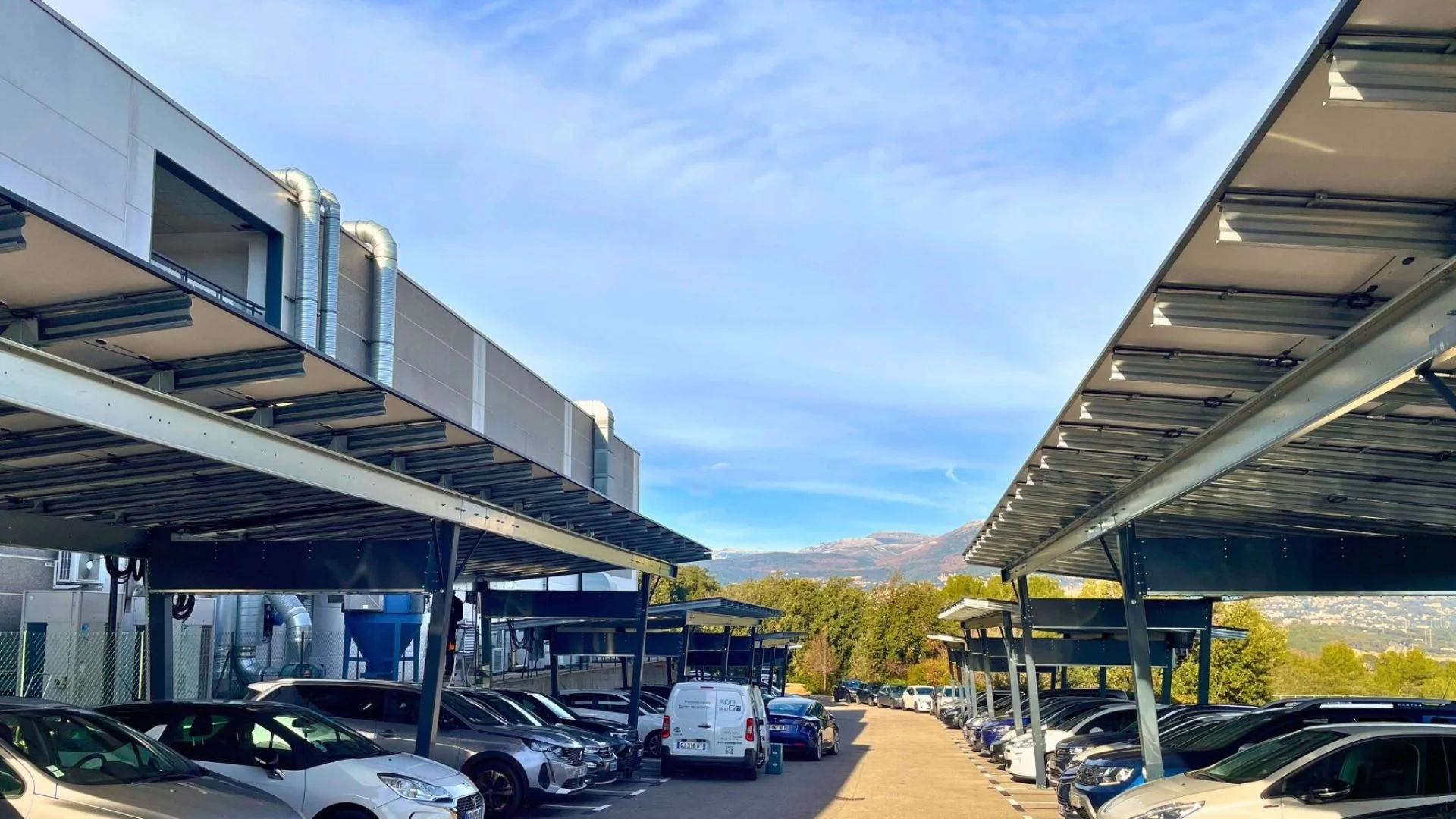 PANNEAUX SOLAIRES ET AUTOCONSOMMATION POUR ENTREPRISES ET COLLECTIVITÉS ÉNERGIE PHOTOVOLTAÏQUE DANS LE 06, LE 83 ET LE 13 - SUN AND GO INSTALLATEUR PANNEAUX SOLAIRES PHOTOVOLTAIQUE ET BORNES DE RECHARGE POUR LES ENTREPRISES ET LES COLLECTIVITES