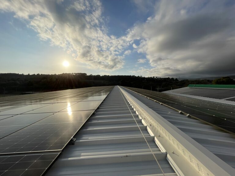 installation-panneaux-photovoltaiques-terrain-padel-tennis-complexe-sportif-grasse-06 (7)