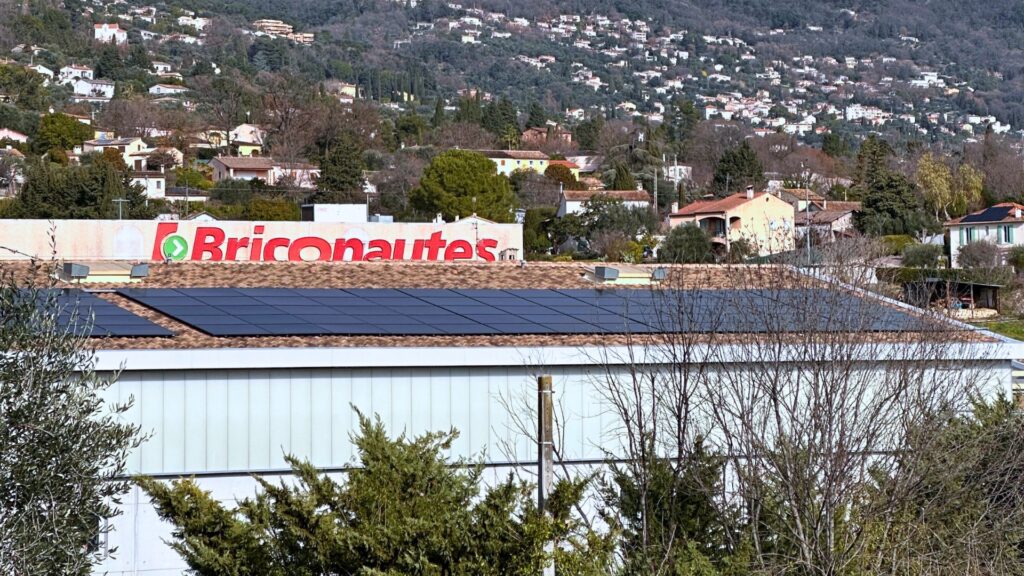 la toiture du magasin briconautes a grasse equipee de panneaux photovoltaiques
