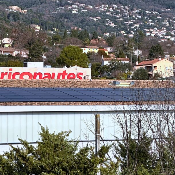 la toiture du magasin briconautes a grasse equipee de panneaux photovoltaiques