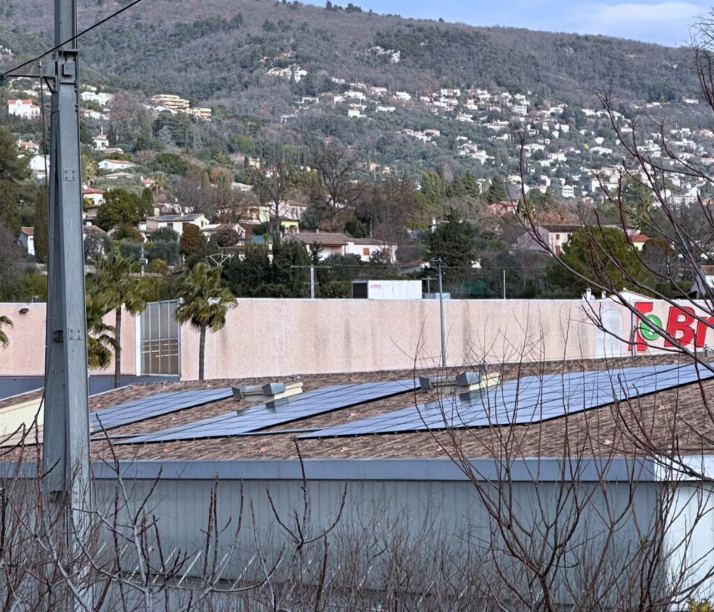 vue de haut de la toiture du magasin Briconautes