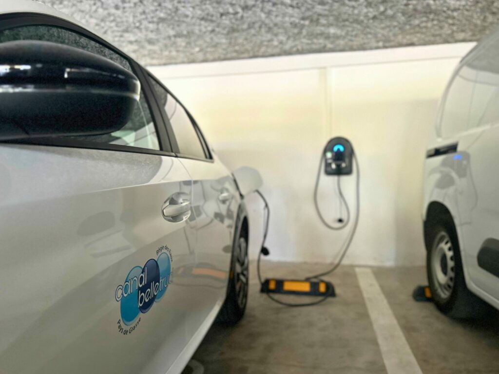 véhicule de l'entreprise canal de Belletrud en charge grâce à la borne Schneider installée par SUN and GO expert en solution photovoltaïque et bornes de recharge