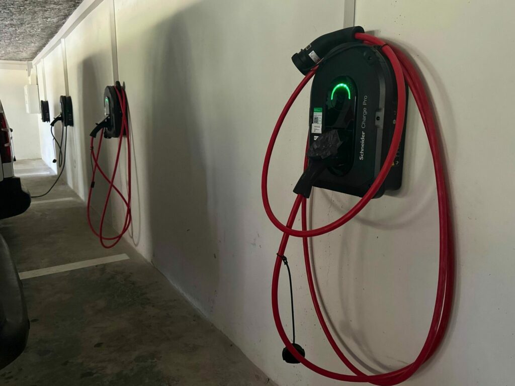 photo de la bornes de recharge Schneider dans le parking souterrain de l'entreprise du Canal de Belletrud installée par SUN and GO expert en solution photovoltaïque et bornes de recharge