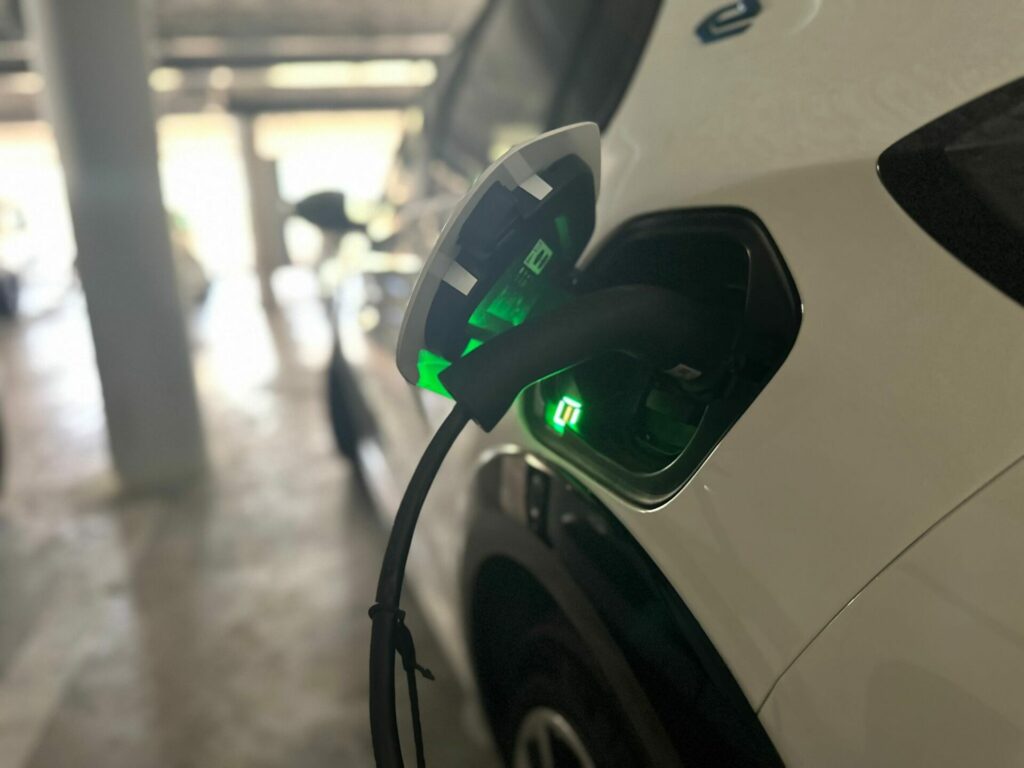 prise de la bornes de recharge schneider branchee sur le vehicule professionnel de la flotte du canal de belletrud, installe par sun and go expert solution photovoltaique et borne de recharge