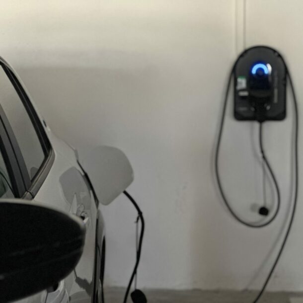 une voitule electrique qui est branche a un borne de recharge schneider installe par sun and go expert en mobilite electrique pour les flottes de vehicule des entreprise et collectivite de la region sud