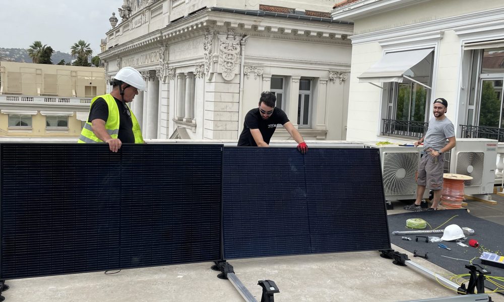 Installateurs de panneaux photovoltaïques en pleine action