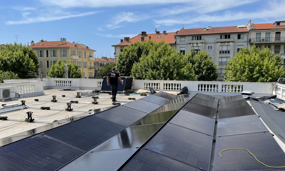 panneaux photovoltaïques full black sur un toit d'immeuble