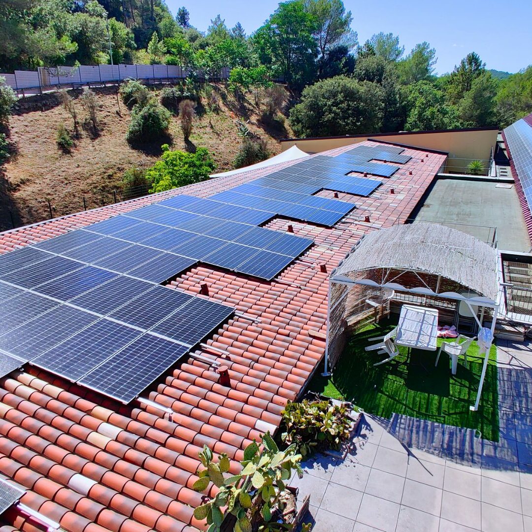 INSTALLATEUR-DE-PANNEAUX-SOLAIRES-PHOTOVOLTAIQUES-TOITURE-ECOLE-MOUGINS-4