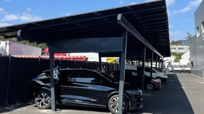 Parking d’entreprise en ombrière pour revente de l’énergie produite-DES SOLUTIONS POUR LES ENTREPRISES ET LES COLLECTIVITÉES EN PACA-PANNEAUX SOLAIRES ET AUTOCONSOMMATION POUR ENTREPRISES ET COLLECTIVITÉS-SUN AND GO EXPERT INSTALLATEUR PANNEAUX SOLAIRES PHOTOVOLTAIQUES ET BORNES DE RECHARGE POUR LES PROFESSIONNELS REGION SUD PACA 06 13 83