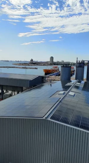 ENTREPOT TOITURE AVEC PENTES-DES SOLUTIONS POUR LES ENTREPRISES ET LES COLLECTIVITÉES EN PACA-PANNEAUX SOLAIRES ET AUTOCONSOMMATION POUR ENTREPRISES ET COLLECTIVITÉS-SUN AND GO EXPERT INSTALLATEUR PANNEAUX SOLAIRES PHOTOVOLTAIQUES ET BORNES DE RECHARGE POUR LES PROFESSIONNELS REGION SUD PACA 06 13 83