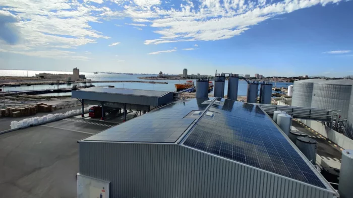 ENTREPOT TOITURE AVEC PENTES-DES SOLUTIONS POUR LES ENTREPRISES ET LES COLLECTIVITÉES EN PACA-PANNEAUX SOLAIRES ET AUTOCONSOMMATION POUR ENTREPRISES ET COLLECTIVITÉS-SUN AND GO EXPERT INSTALLATEUR PANNEAUX SOLAIRES PHOTOVOLTAIQUES ET BORNES DE RECHARGE POUR LES PROFESSIONNELS REGION SUD PACA 06 13 83