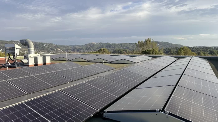 Photovoltaïque en toiture d’usine pour autoconsommation-DES SOLUTIONS POUR LES ENTREPRISES ET LES COLLECTIVITÉES EN PACA-PANNEAUX SOLAIRES ET AUTOCONSOMMATION POUR ENTREPRISES ET COLLECTIVITÉS-SUN AND GO EXPERT INSTALLATEUR PANNEAUX SOLAIRES PHOTOVOLTAIQUES ET BORNES DE RECHARGE POUR LES PROFESSIONNELS REGION SUD PACA 06 13 83