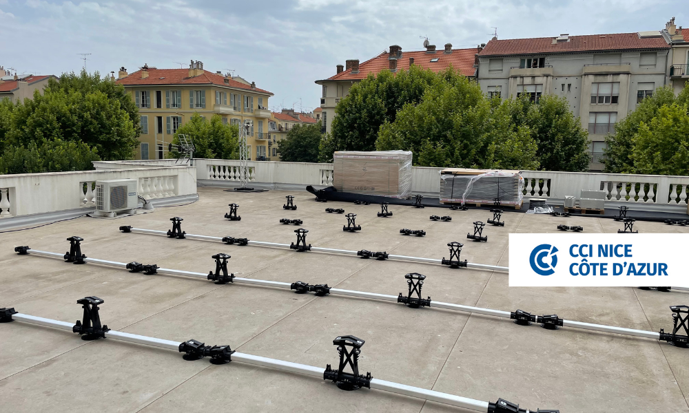 Installation de panneaux photovoltaïques par SUN and GO sur le toit d'un bâtiment à Nice